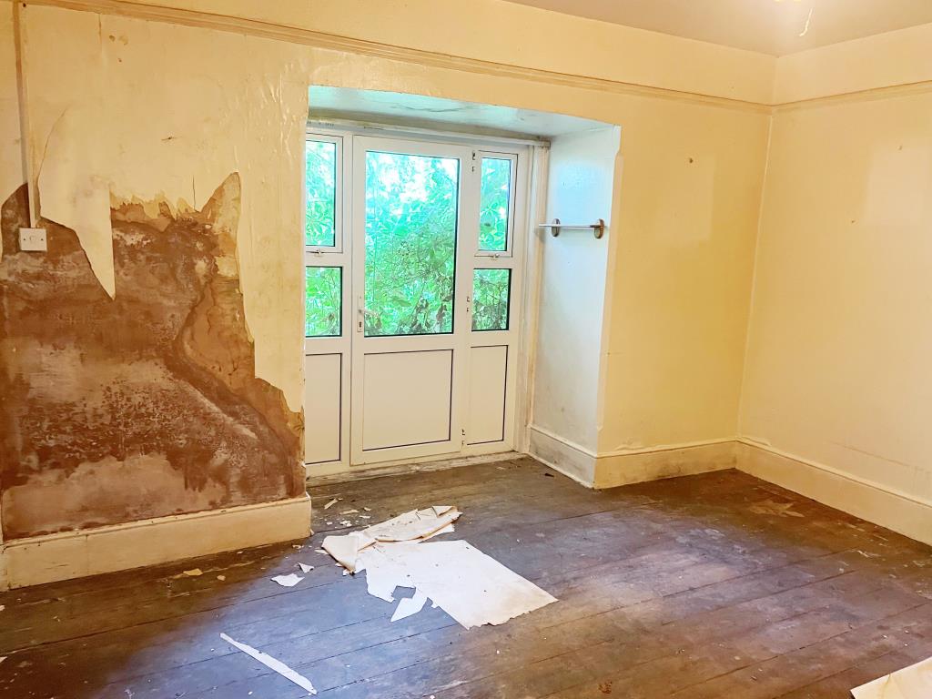 Lot: 123 - HOUSE ARRANGED AS TWO FLATS WITH LARGE GARDENS - Ground floor living room with door to rear garden